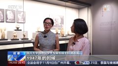轿子的侧面和后方用彩扎粉饰成川剧戏台